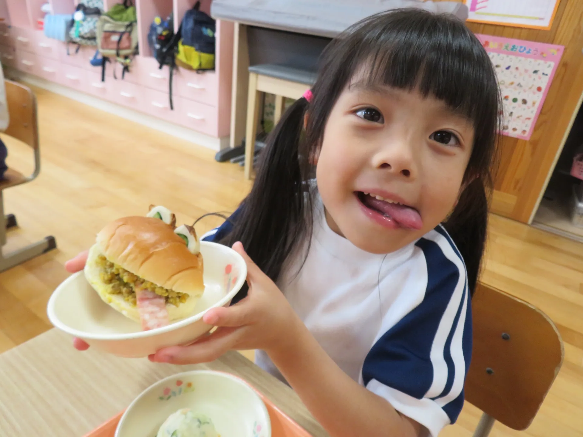 給食のカエルパン