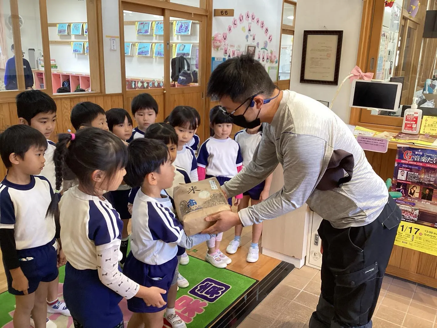 ｢みんなが稲刈りした時のお米だよ。