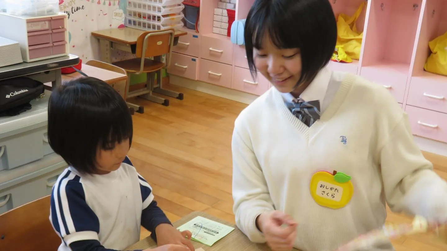 高千穂高校 未来探求の生徒さんが年長組に遊びに来てくれました...