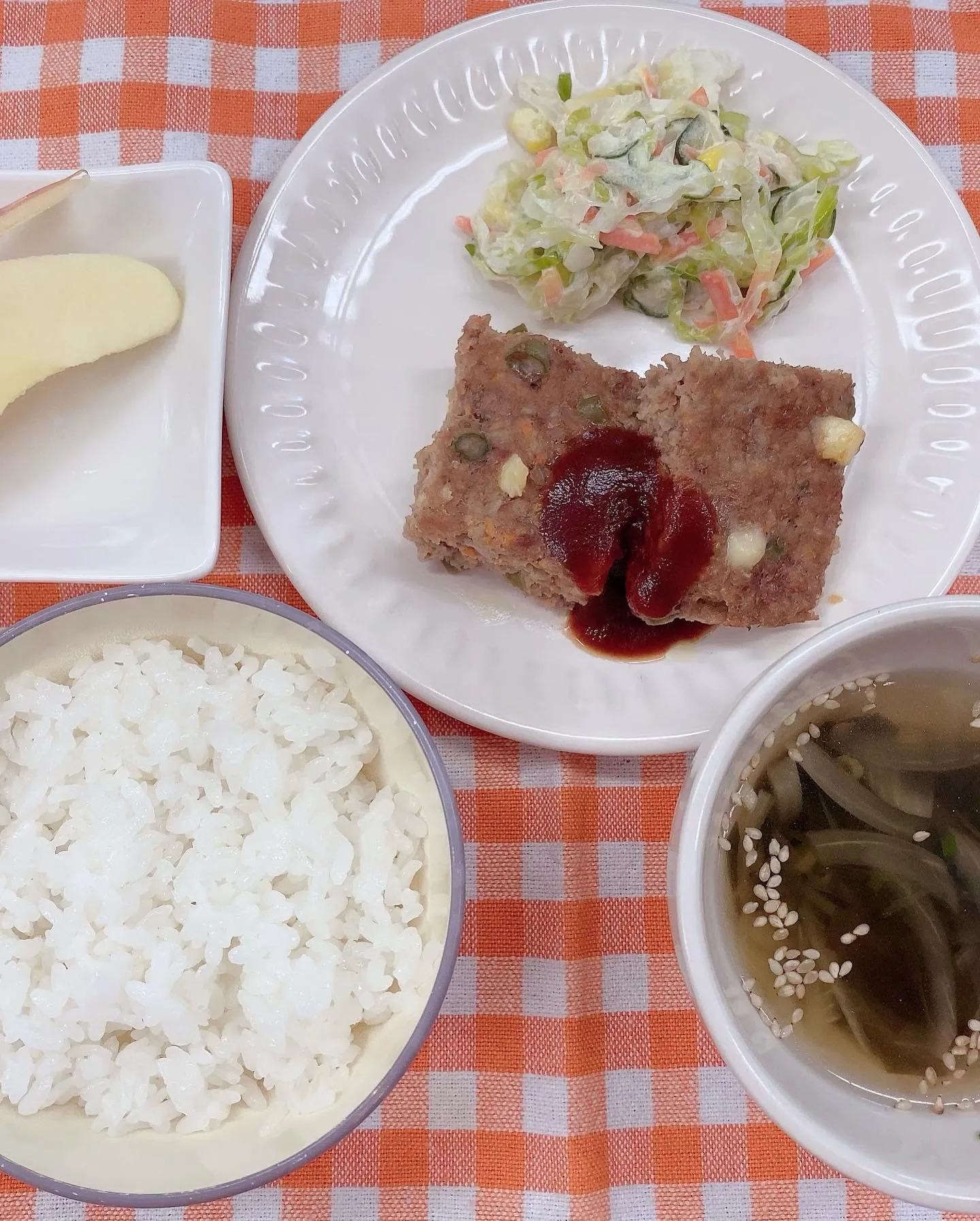 今日の担当は未満児クラスの甲斐愛美先生です♡