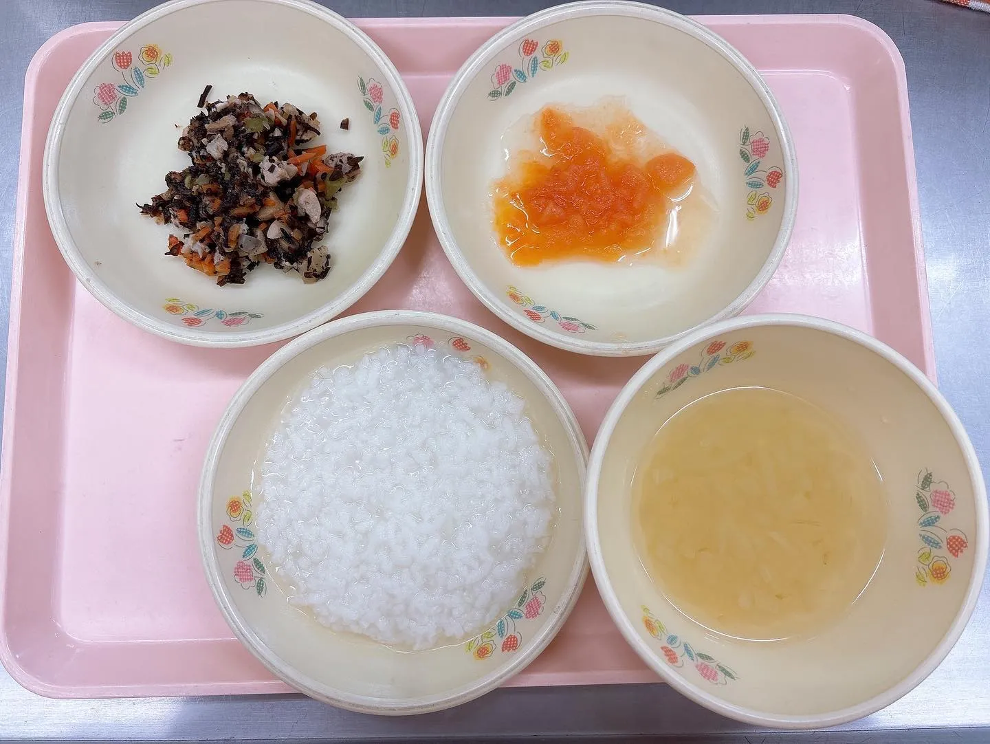 今日から園内はクリスマスの飾りつけをしてます🎄