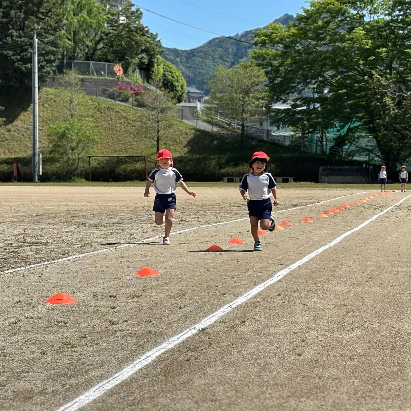 今日の年中長さんは高千穂高校のグラウンドでタイム測定🏃‍♂️...
