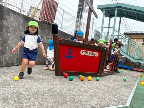 中庭で遊ぶよ〜🐥⸒⸒