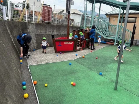 中庭で遊ぶよ〜🐥⸒⸒