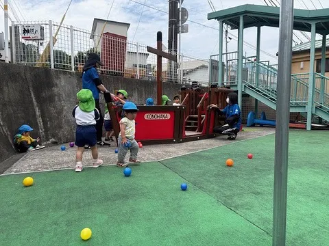 中庭で遊ぶよ〜🐥⸒⸒