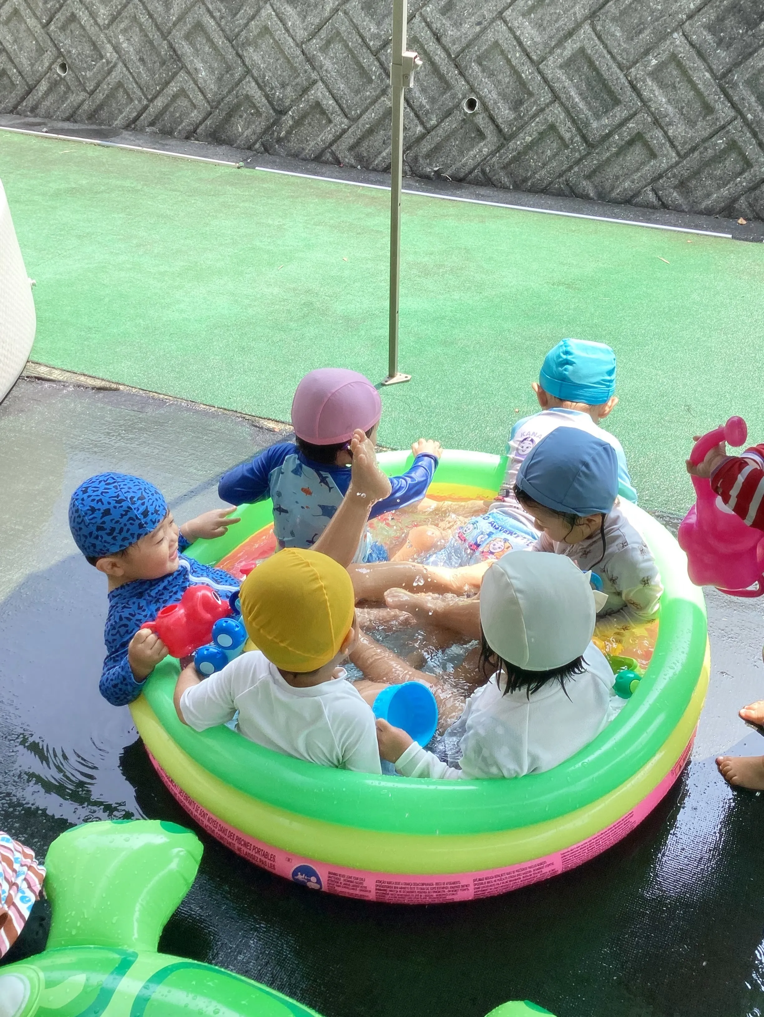 たくさんのオモチャで遊ぶことで、水をすくう注ぐ流す浮き沈みの...