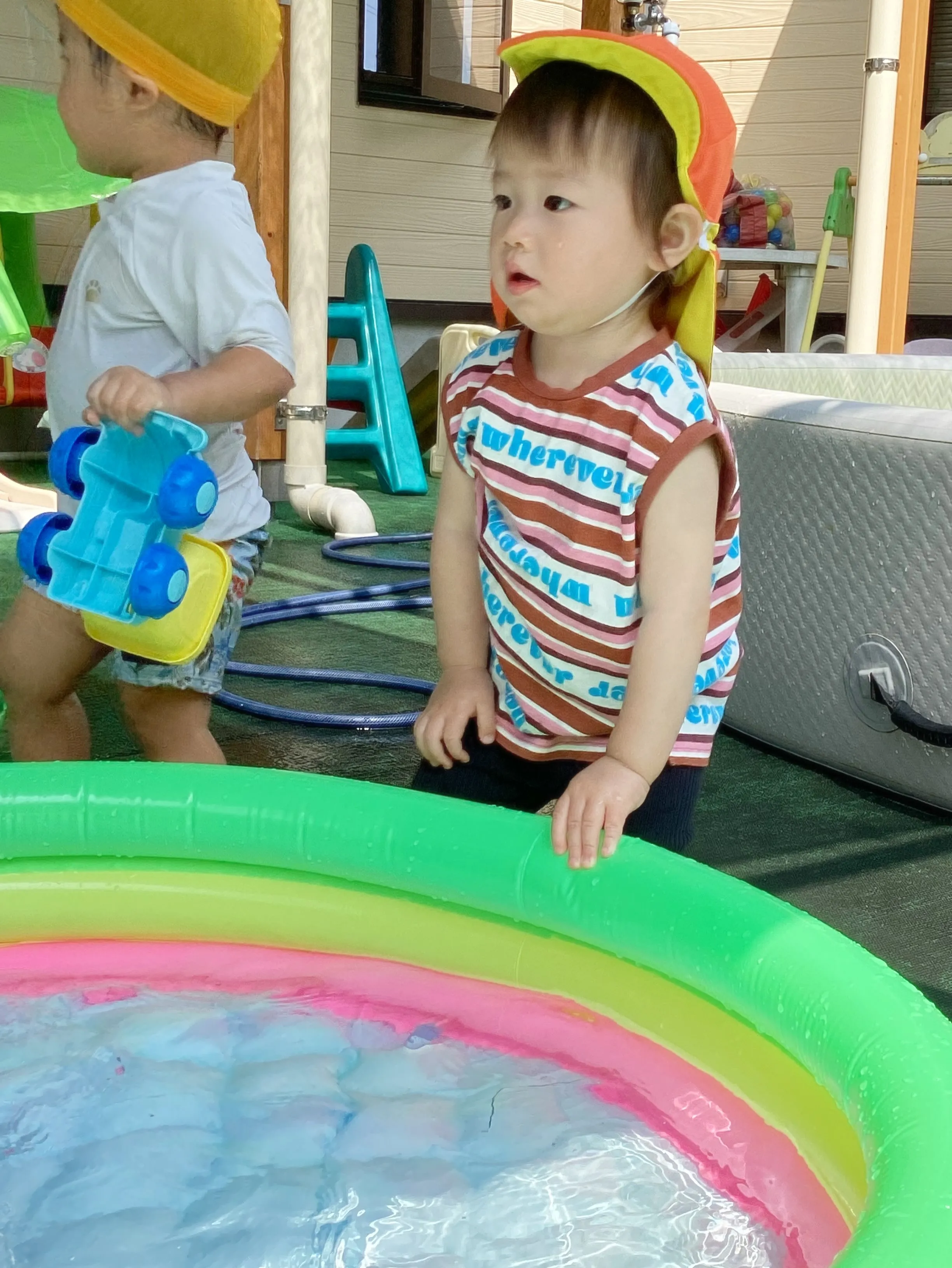 たくさんのオモチャで遊ぶことで、水をすくう注ぐ流す浮き沈みの...