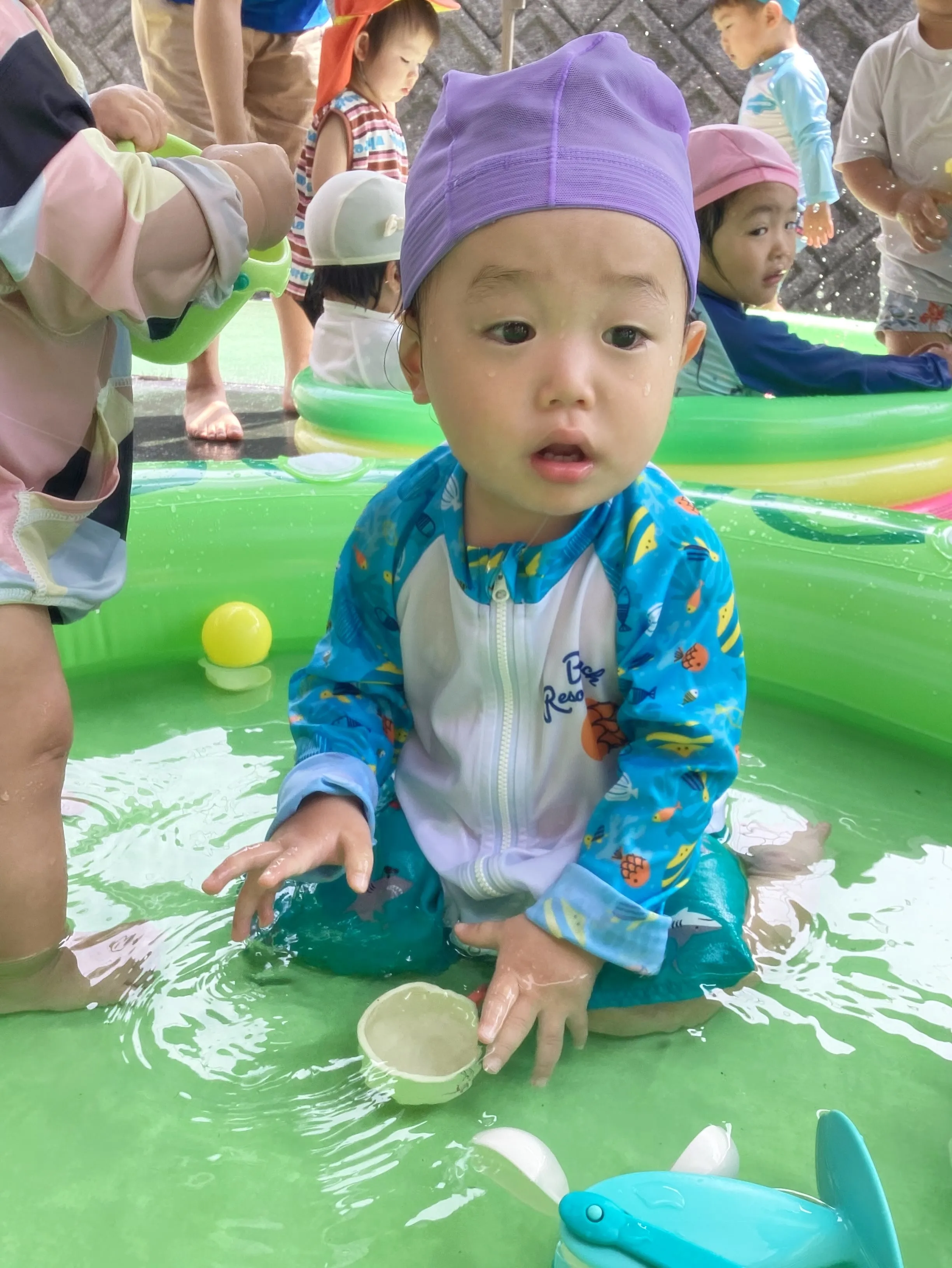 たくさんのオモチャで遊ぶことで、水をすくう注ぐ流す浮き沈みの...