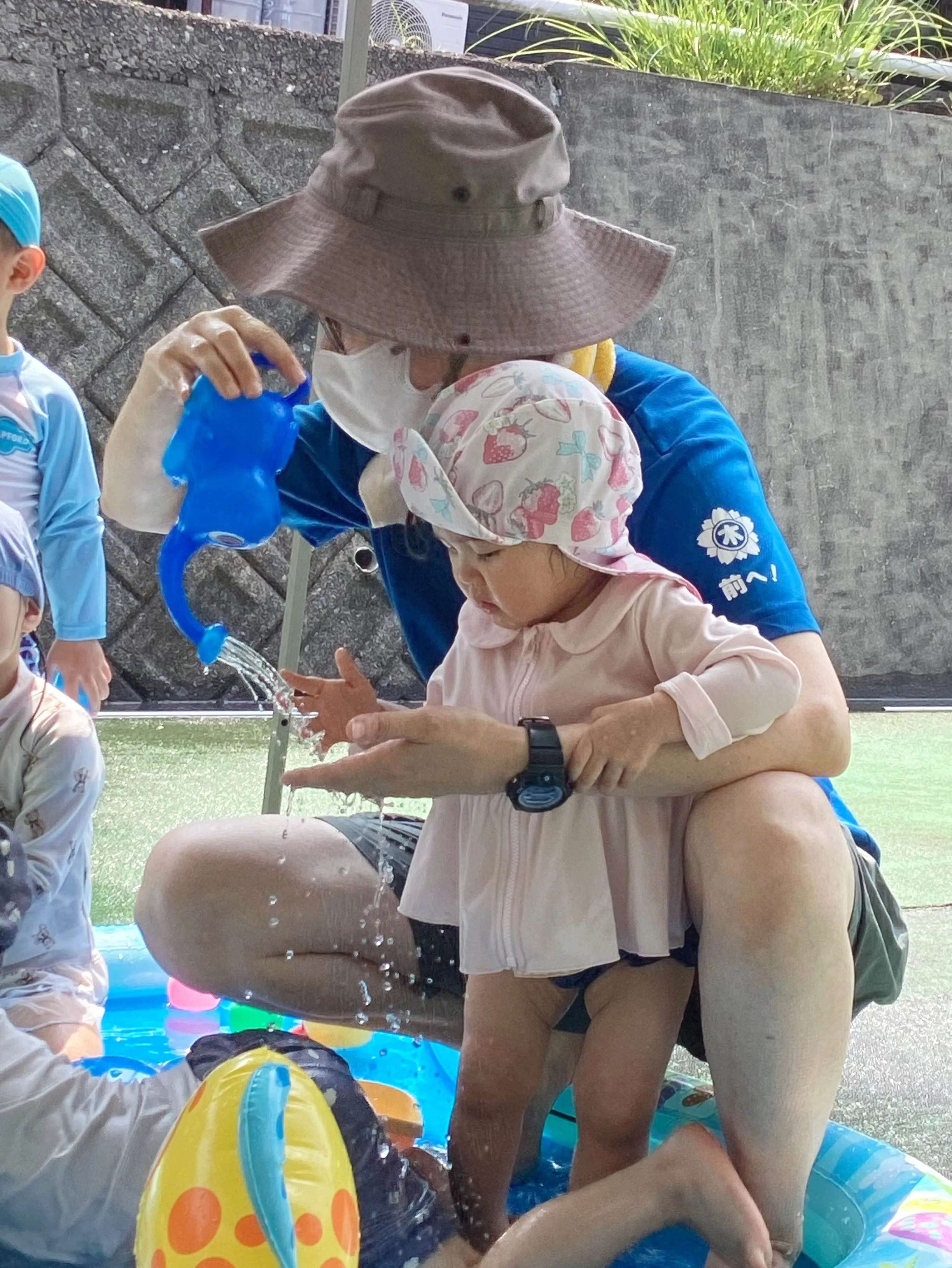 たくさんのオモチャで遊ぶことで、水をすくう注ぐ流す浮き沈みの...