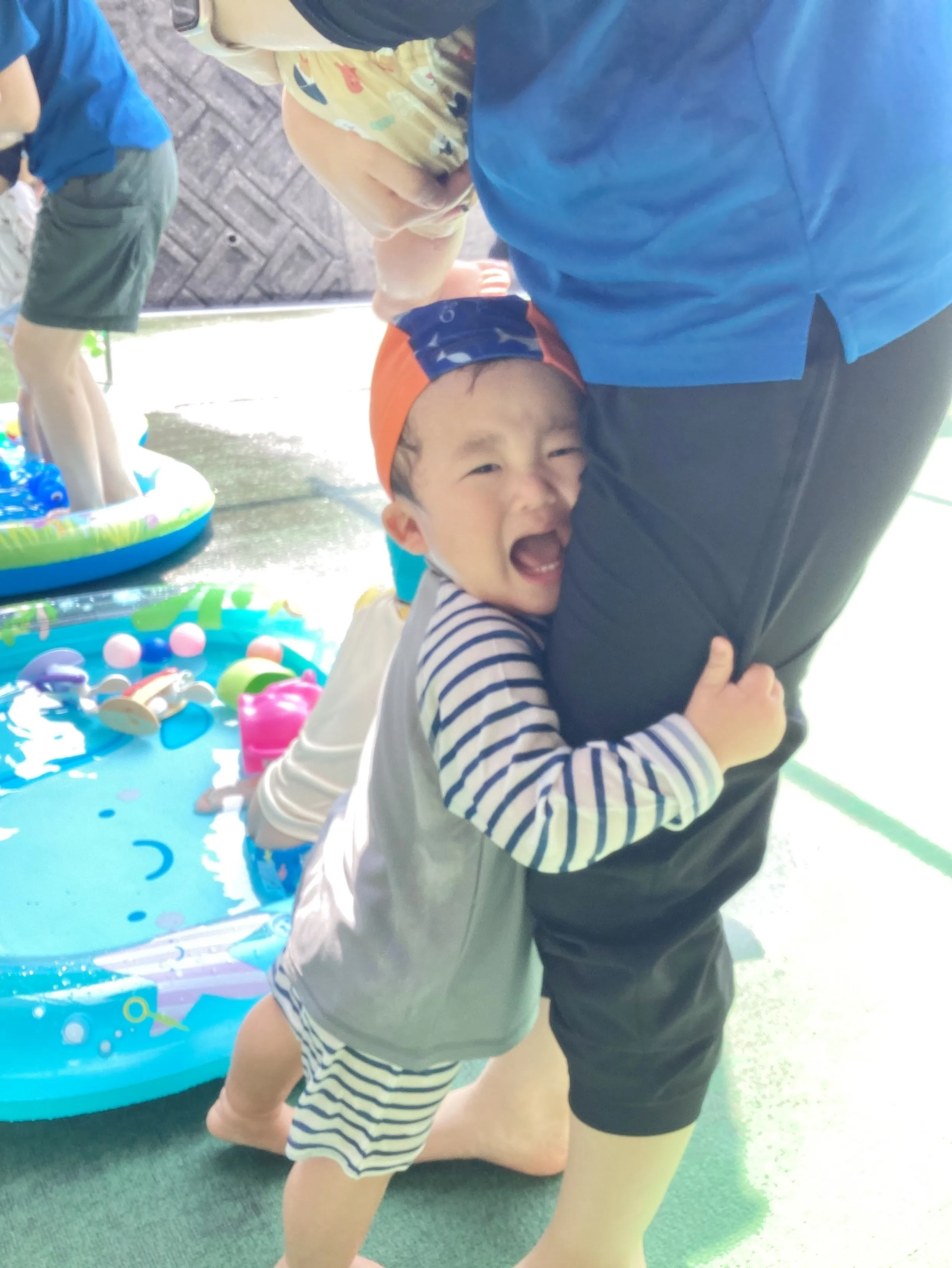 たくさんのオモチャで遊ぶことで、水をすくう注ぐ流す浮き沈みの...