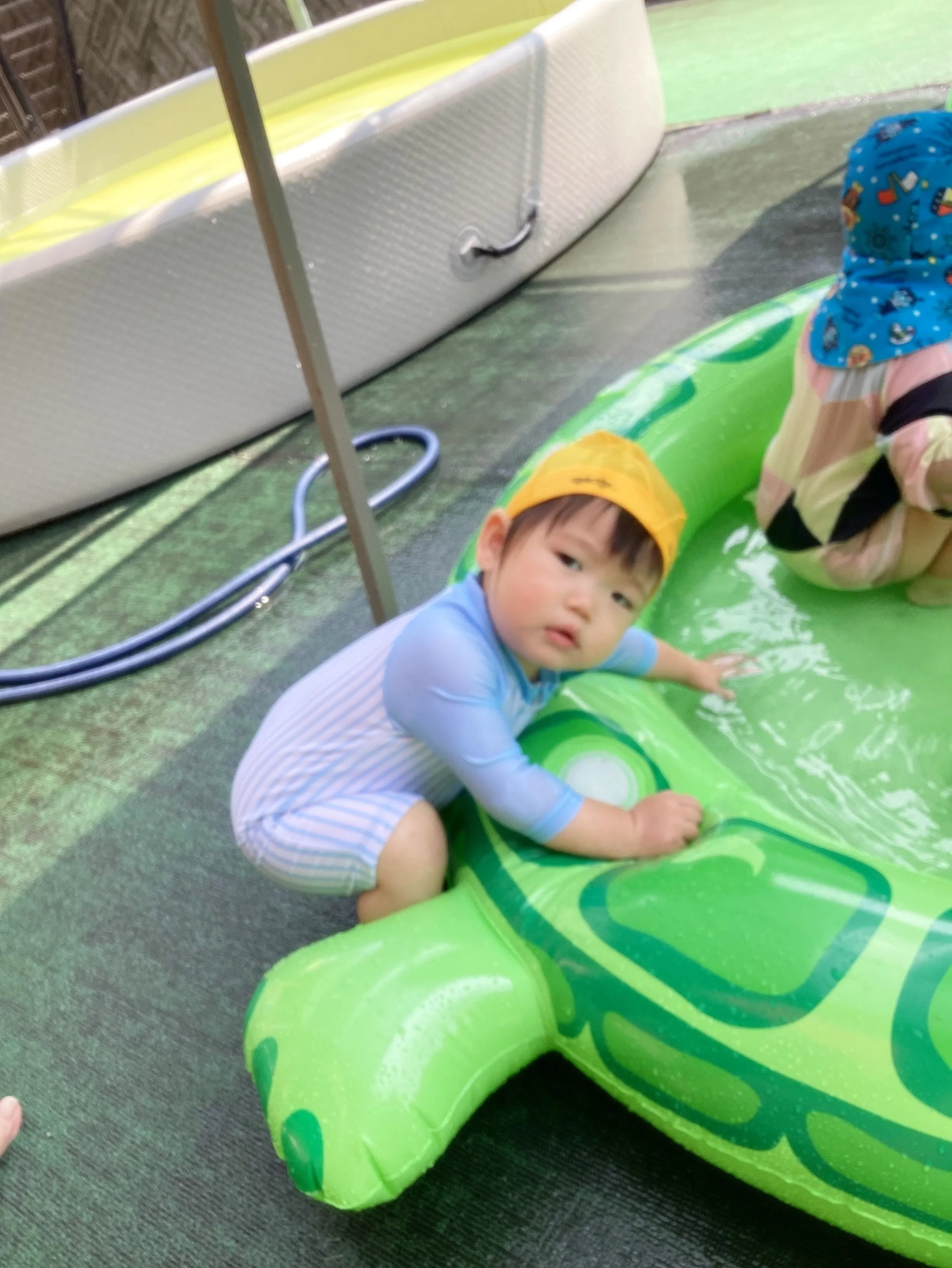 たくさんのオモチャで遊ぶことで、水をすくう注ぐ流す浮き沈みの...