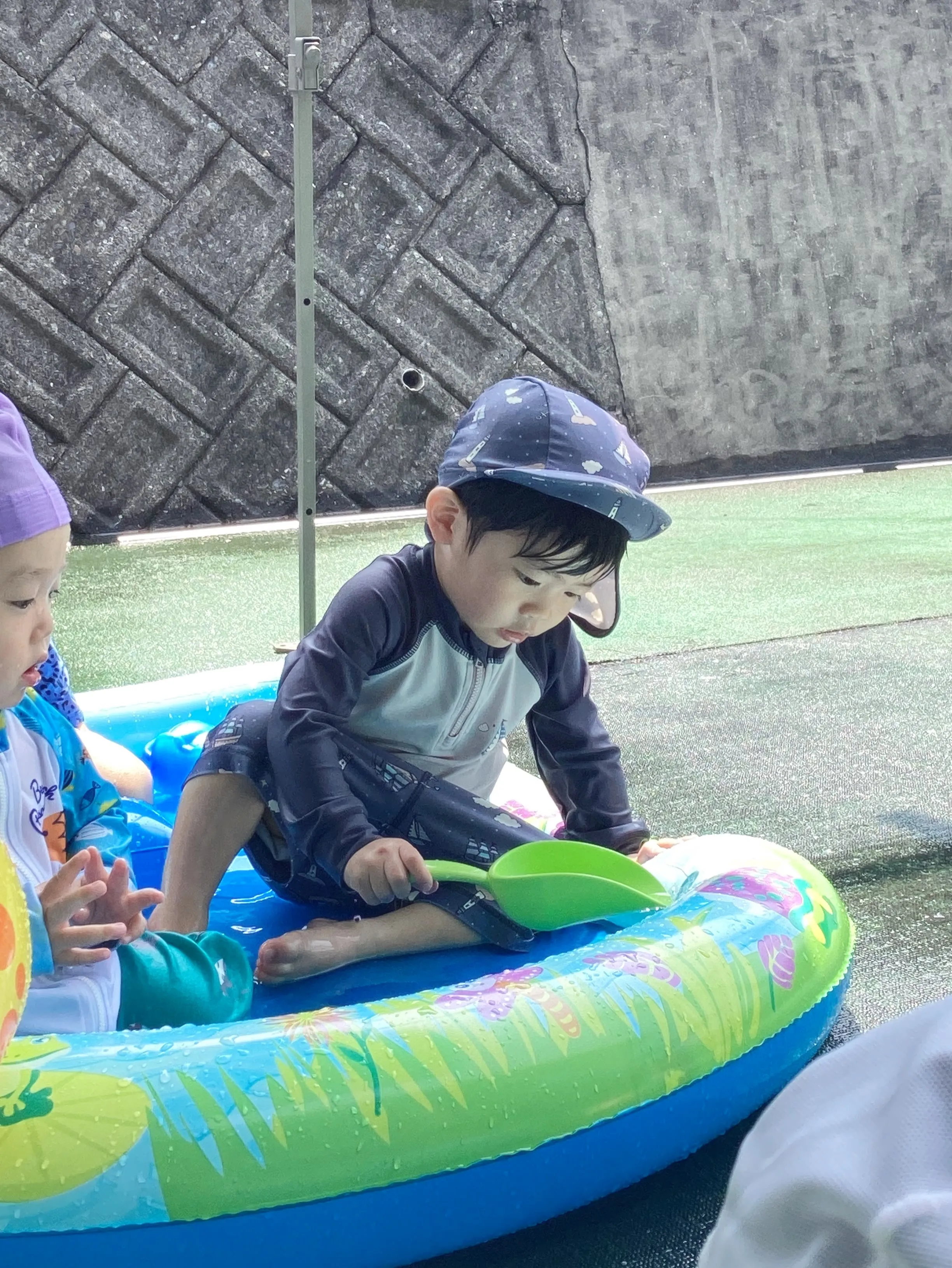 たくさんのオモチャで遊ぶことで、水をすくう注ぐ流す浮き沈みの...
