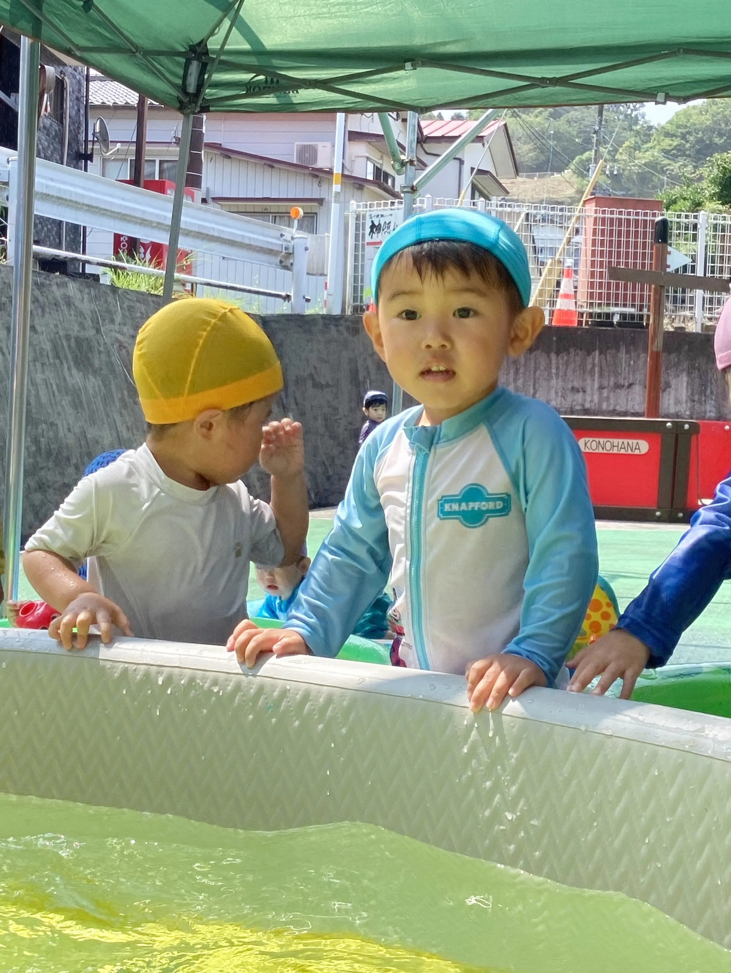 たくさんのオモチャで遊ぶことで、水をすくう注ぐ流す浮き沈みの...