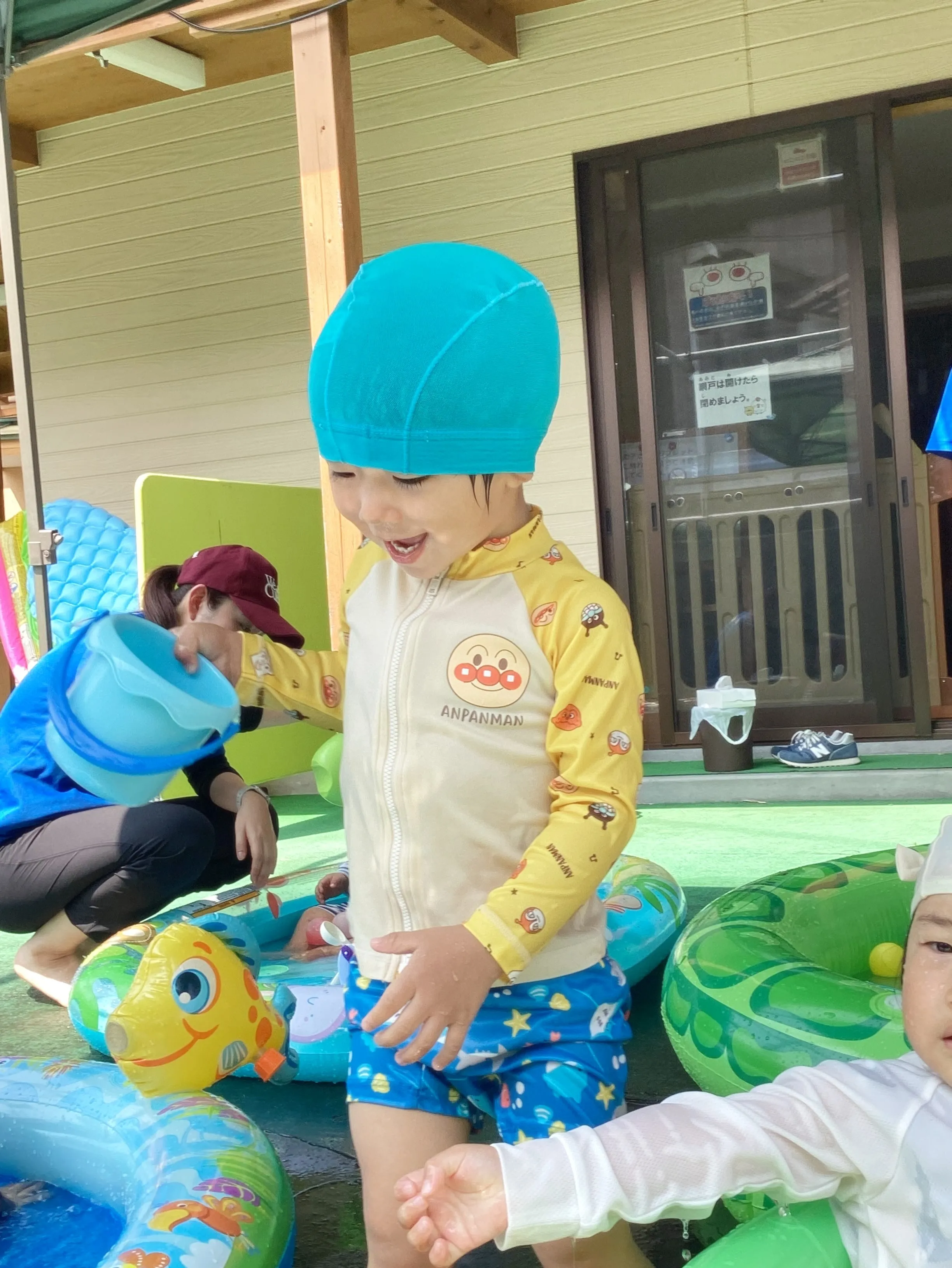 たくさんのオモチャで遊ぶことで、水をすくう注ぐ流す浮き沈みの...