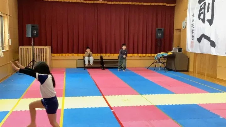 木の花塾の子供達は冬休みに入ったので、さくら組の心体操の時間...