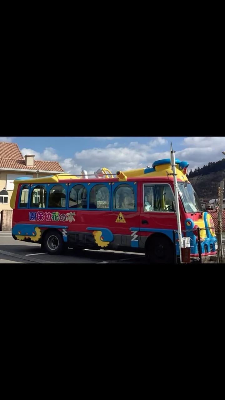 23年前、福岡の街の中を「ポーッ🚂💨」と走る園バスを見かけ私...