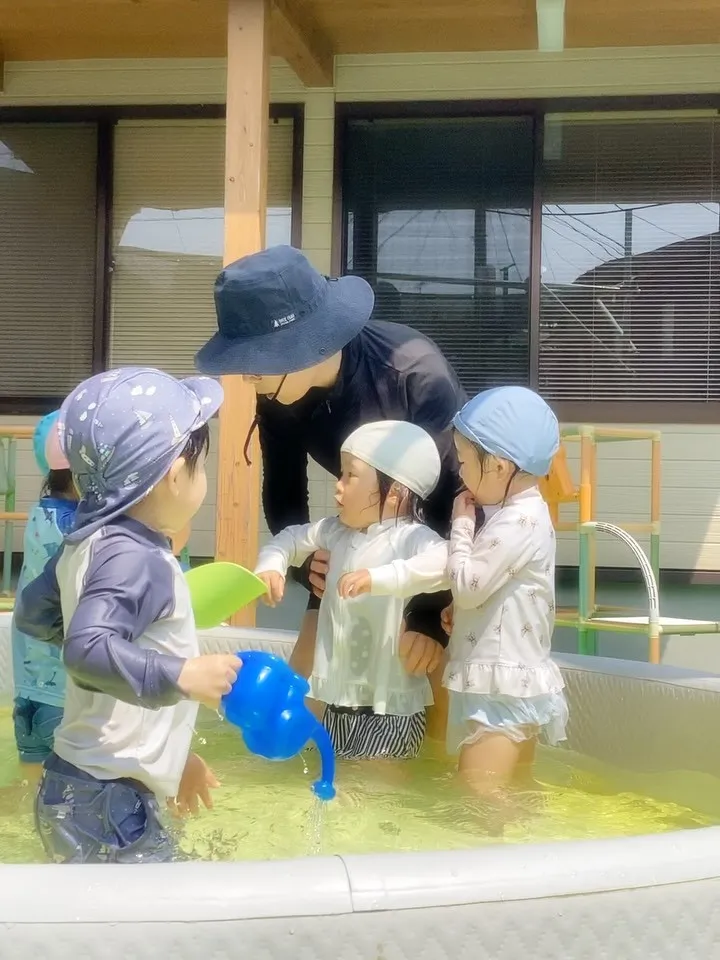 たくさんのオモチャで遊ぶことで、水をすくう注ぐ流す浮き沈みの...